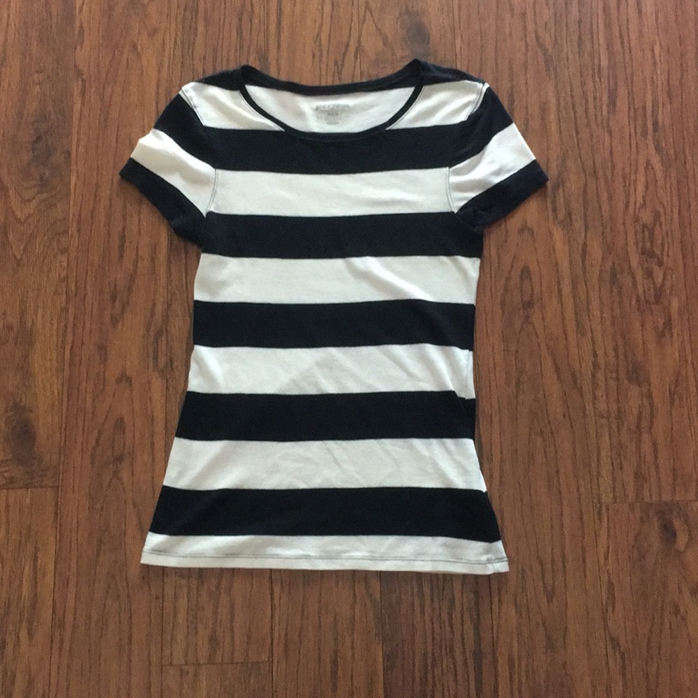 Black and white Old Navy Perfect Tee